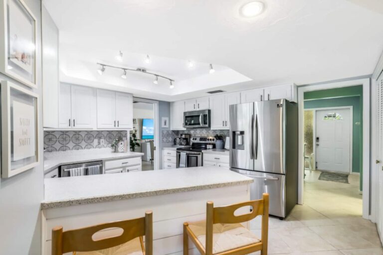 Parrot Holiday House Full Kitchen 1