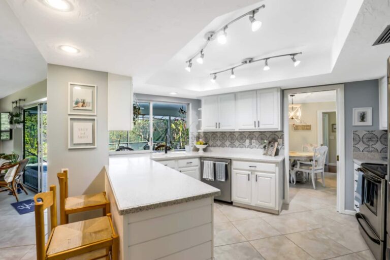 Parrot Holiday House Full Kitchen 2