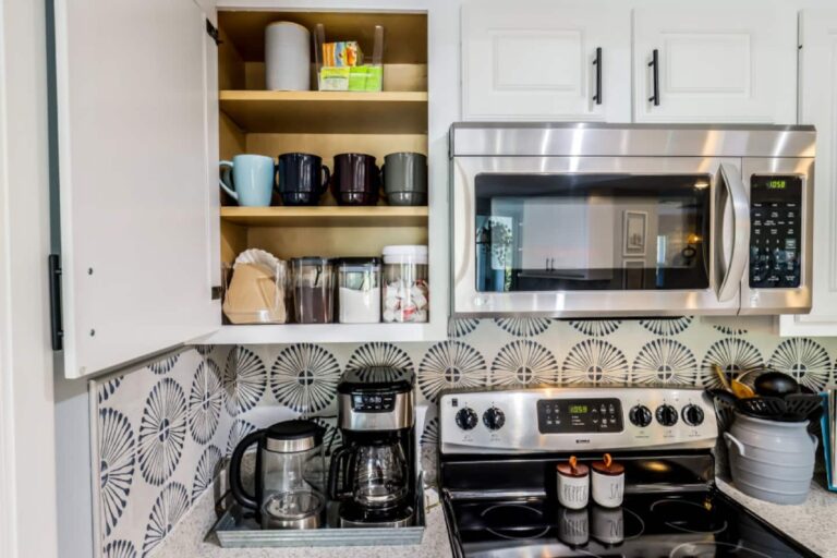 Parrot Holiday House Full Kitchen 3