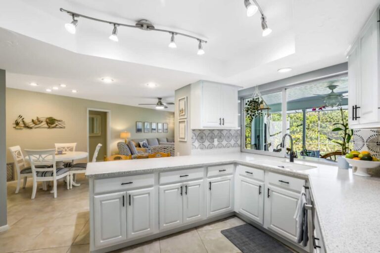 Parrot Holiday House Full Kitchen 4