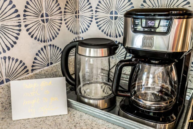 Parrot Holiday House Full Kitchen 5