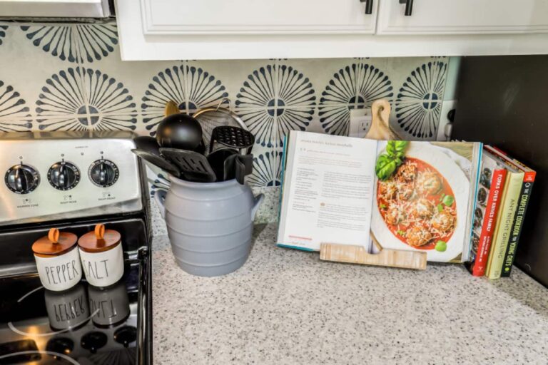 Parrot Holiday House Full Kitchen 6