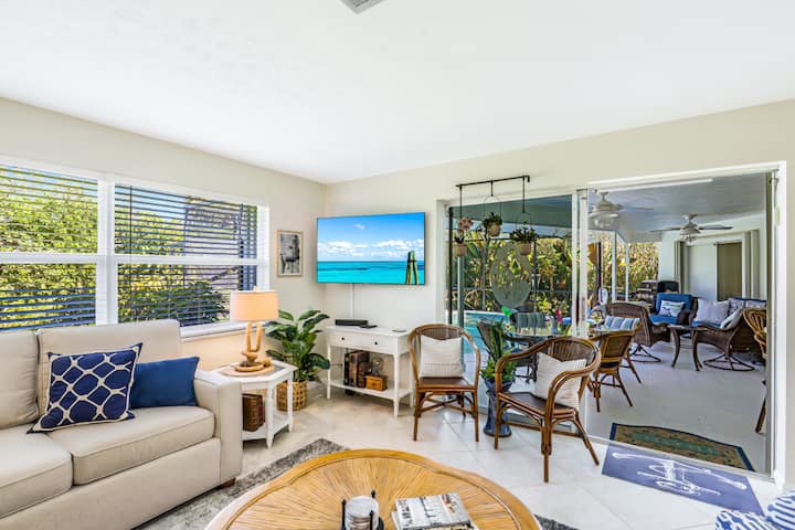 Parrot Holiday House Living Room 1