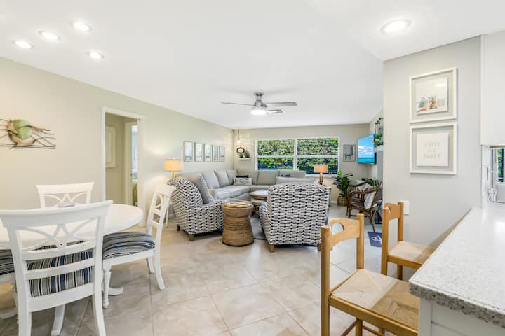 Parrot Holiday House Living Room 1