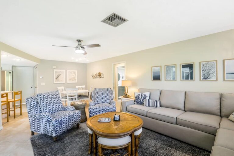 Parrot Holiday House Living Room 1