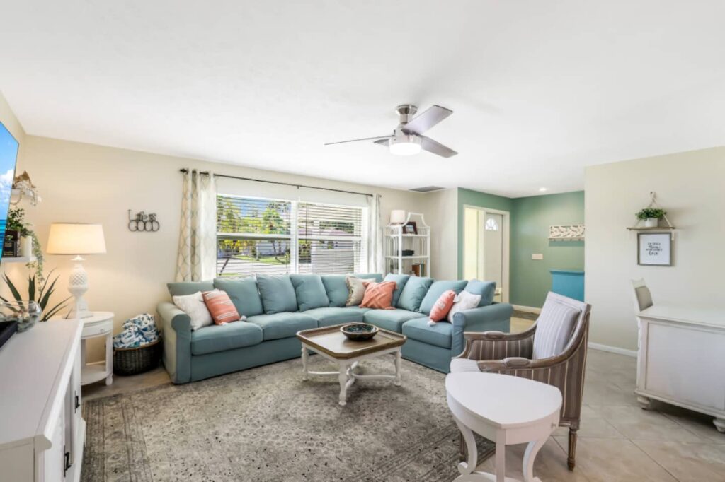 Parrot Holiday House Living Room 2