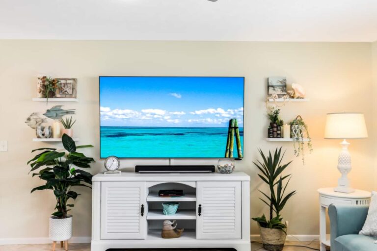 Parrot Holiday House Living Room 2