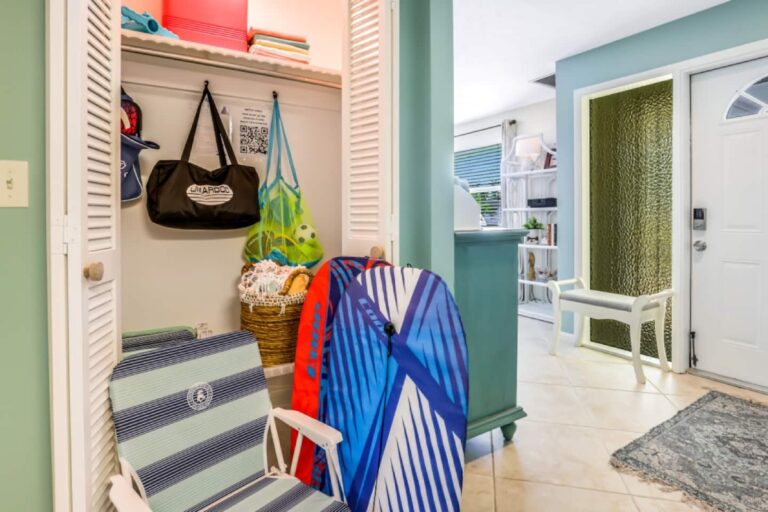 Parrot Holiday House Living Room 2